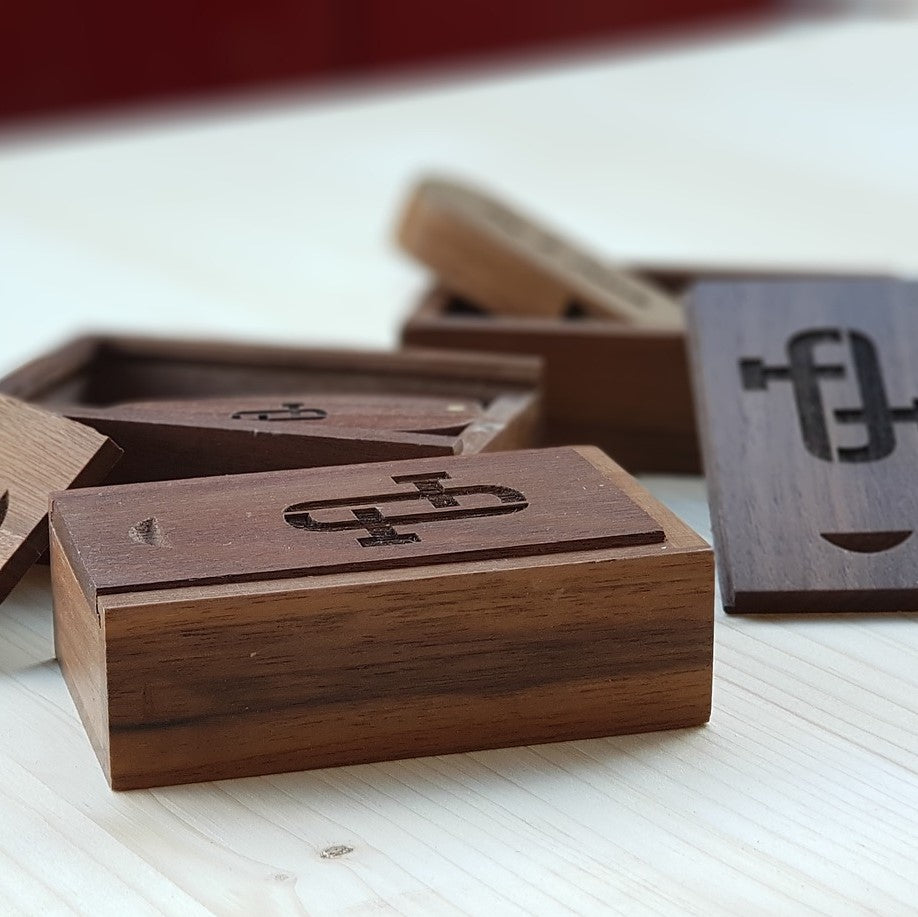 Gepersonaliseerd doosje met gegraveerd logo.