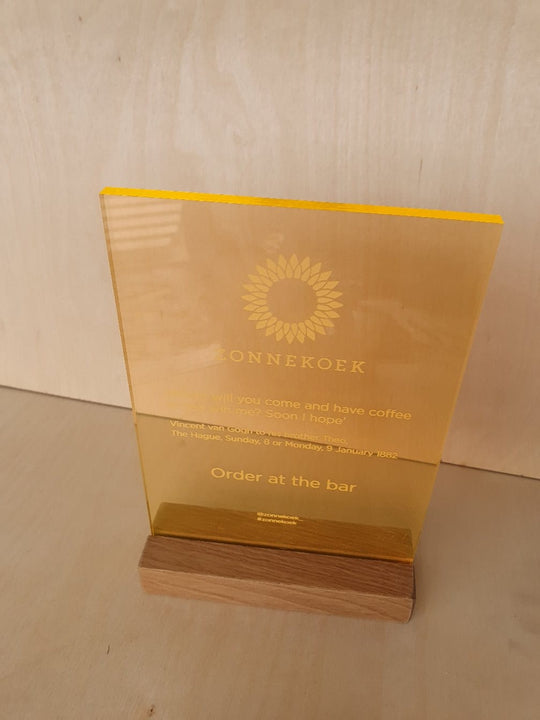 Plexiglas menukaart in houten voet - Het Laser Lokaal