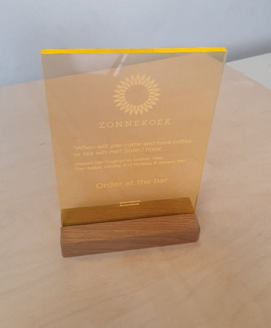 Plexiglas menukaart in houten voet - Het Laser Lokaal