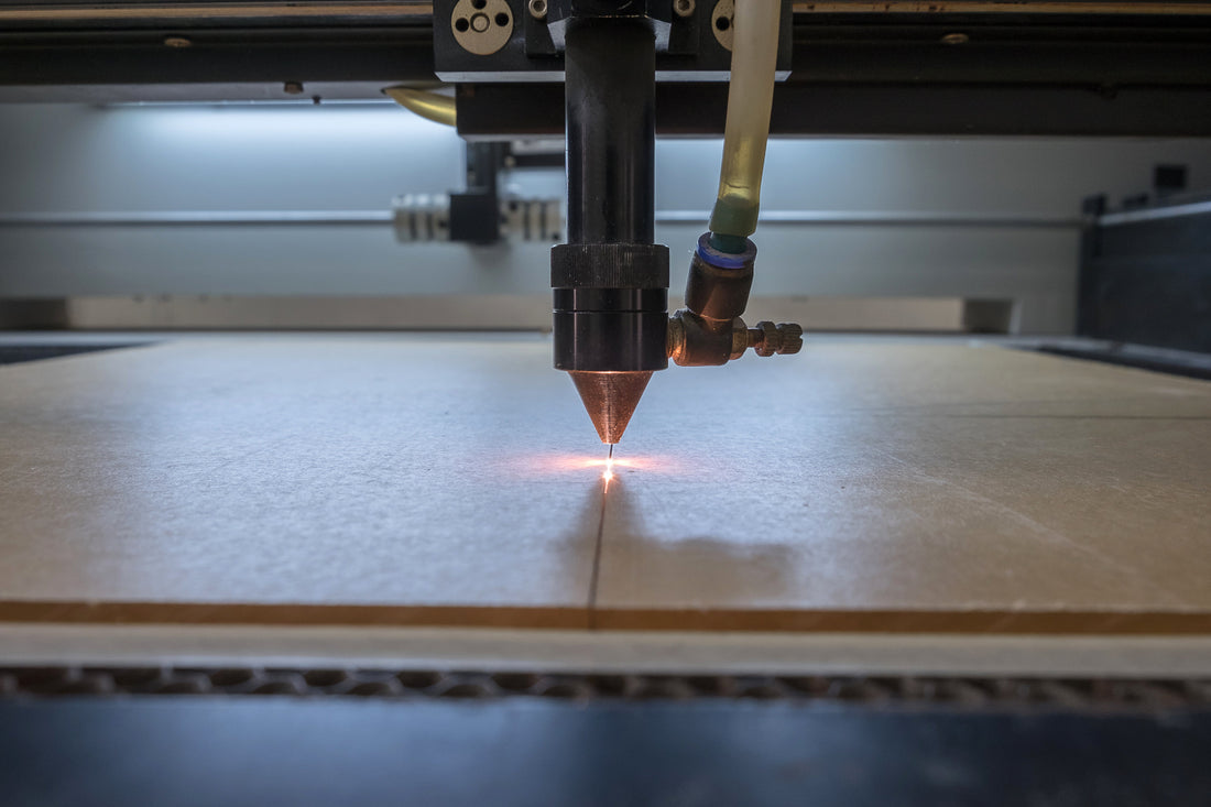 Lasersnijmachine tijdens het snijden van plaatmateriaal