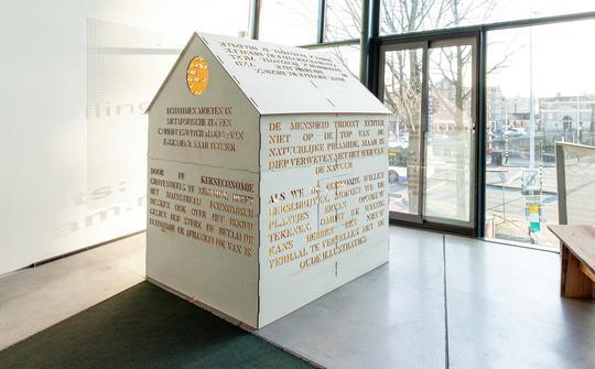 Expositiehuis voor ARCAM van lasergesneden populieren multiplex met citaten in de wanden