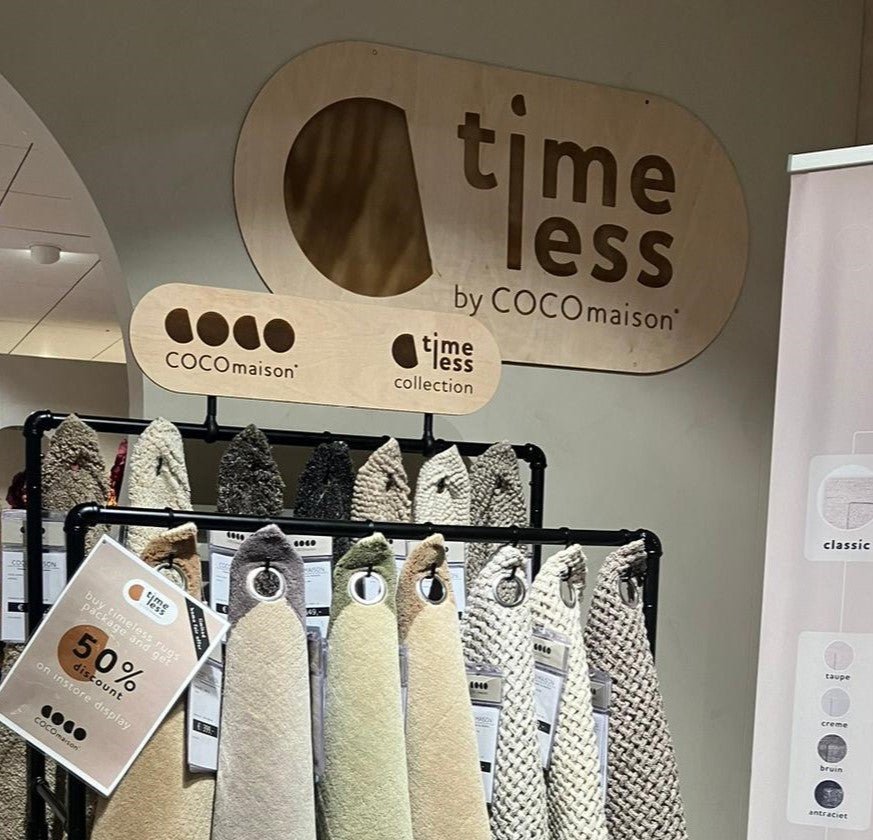 Lasergesneden showroomlogo in hout voor een winkelinterieur