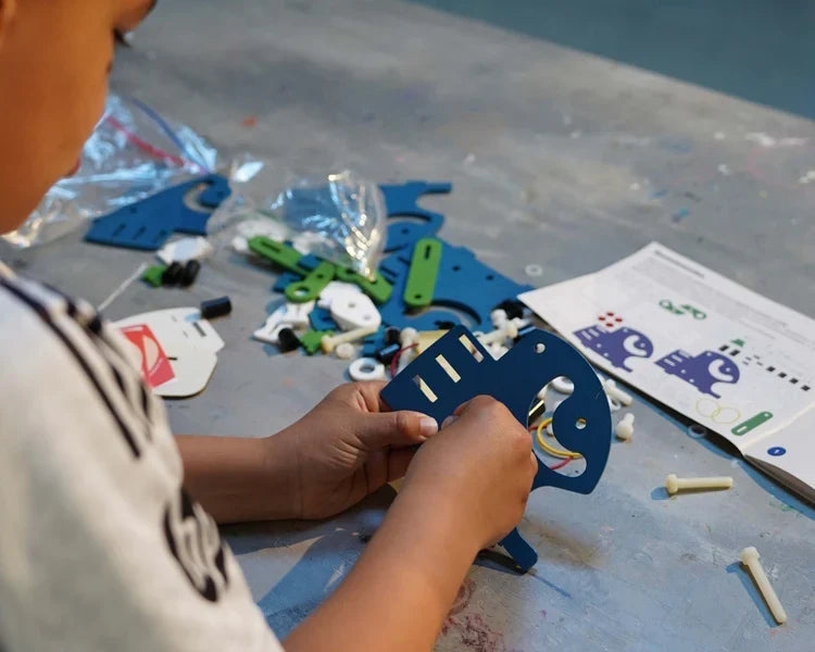 Kind dat een educatief bouwpakket van Focus en speel in elkaar zet