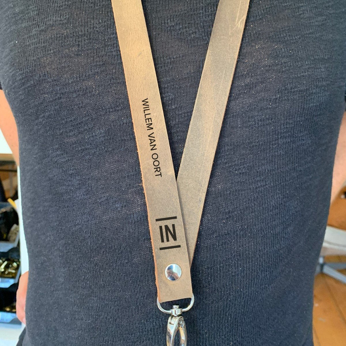 Gepersonaliseerde leren hangers met logo en namen