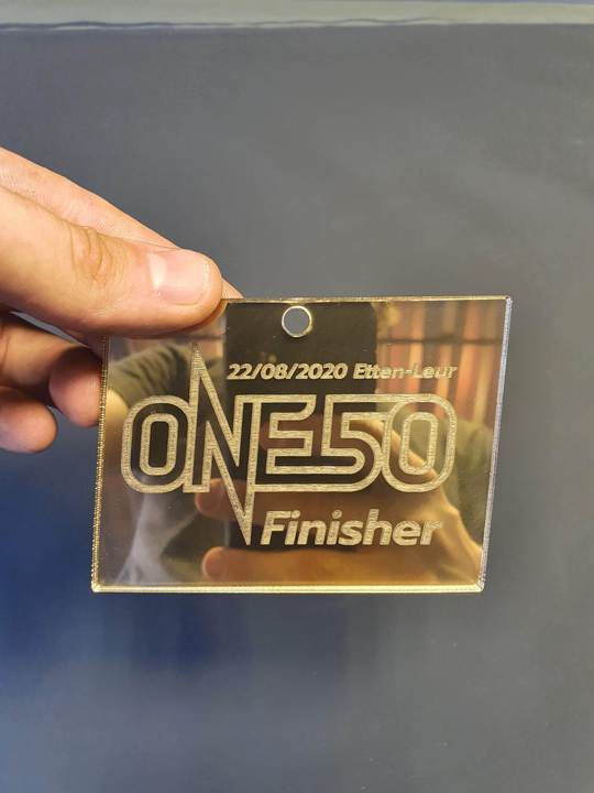 Gepersonaliseerde medaille van goudkleurig spiegelacrylaat