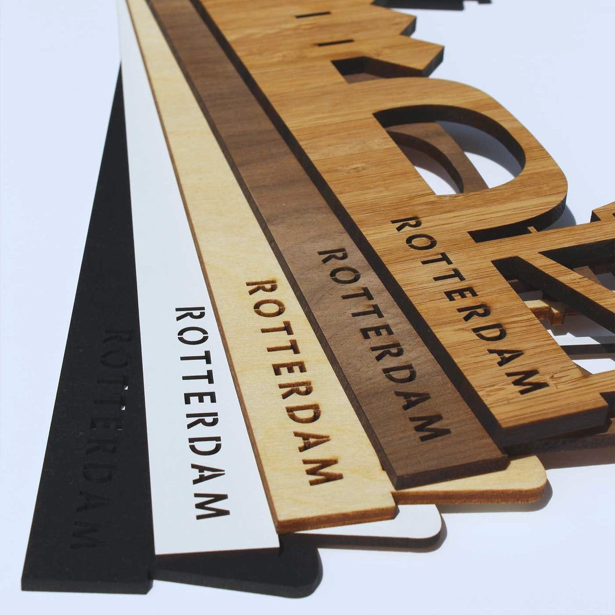 Lasergesneden houten skylines in verschillende materialen van Kunst in Kaart