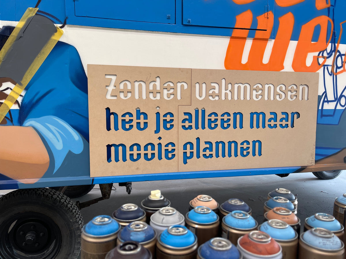 Meerdere lasergesneden MDF-sjablonen van MooieMuur op een beschilderd voertuig