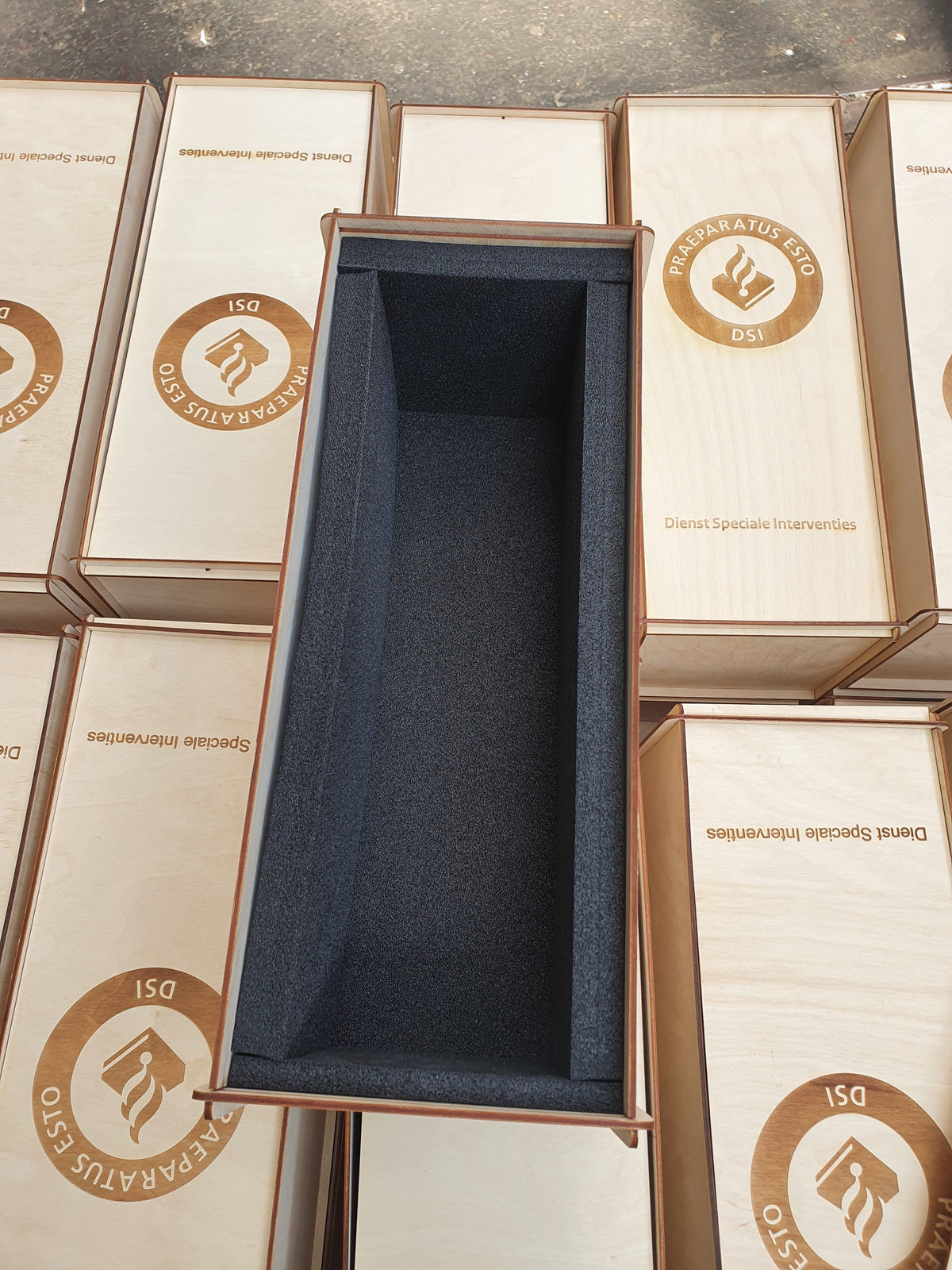 Houten relatiegeschenkboxen met gegraveerd logo en een zwarte hardschuimen inlay voor een beeldje
