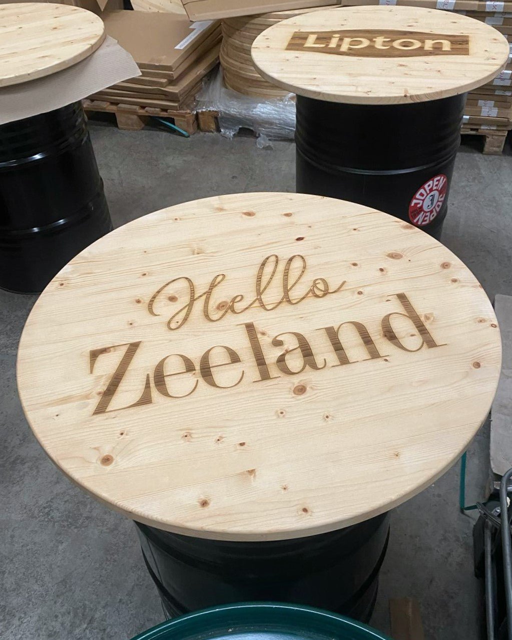 Houten tafelblad met diep gegraveerd logo