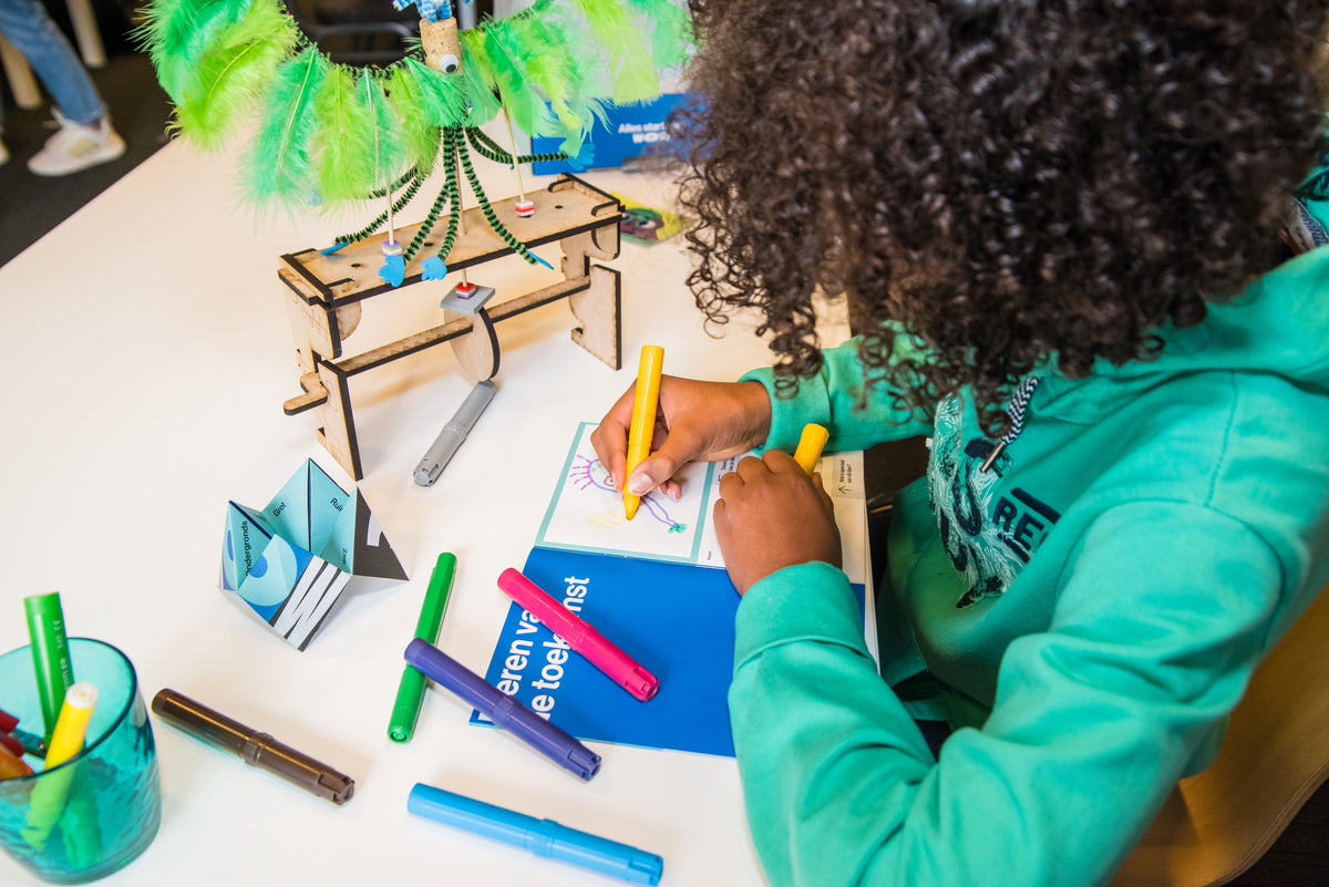 Kind met een opgebouwd mechanisch model uit MDF-onderdelen van een Technopolis WOWbox