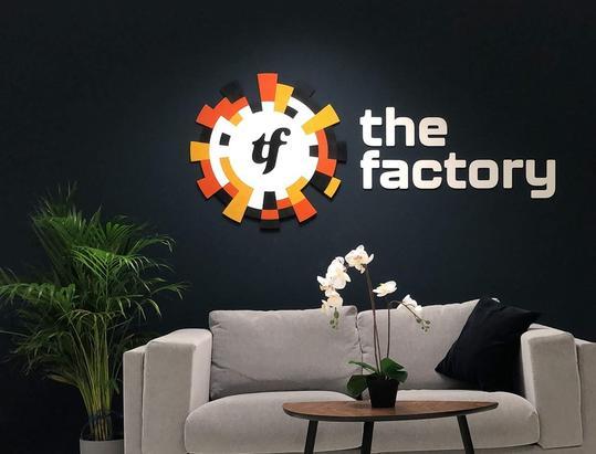 Groot mat acrylaat muurlogo van The Factory