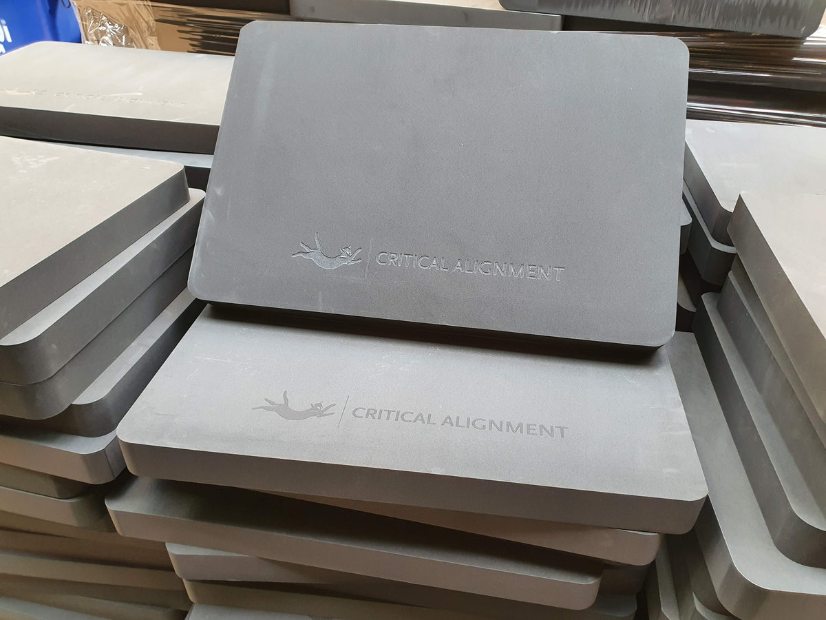 EVA-yogablokken met gegraveerd logo van Critical Alignment