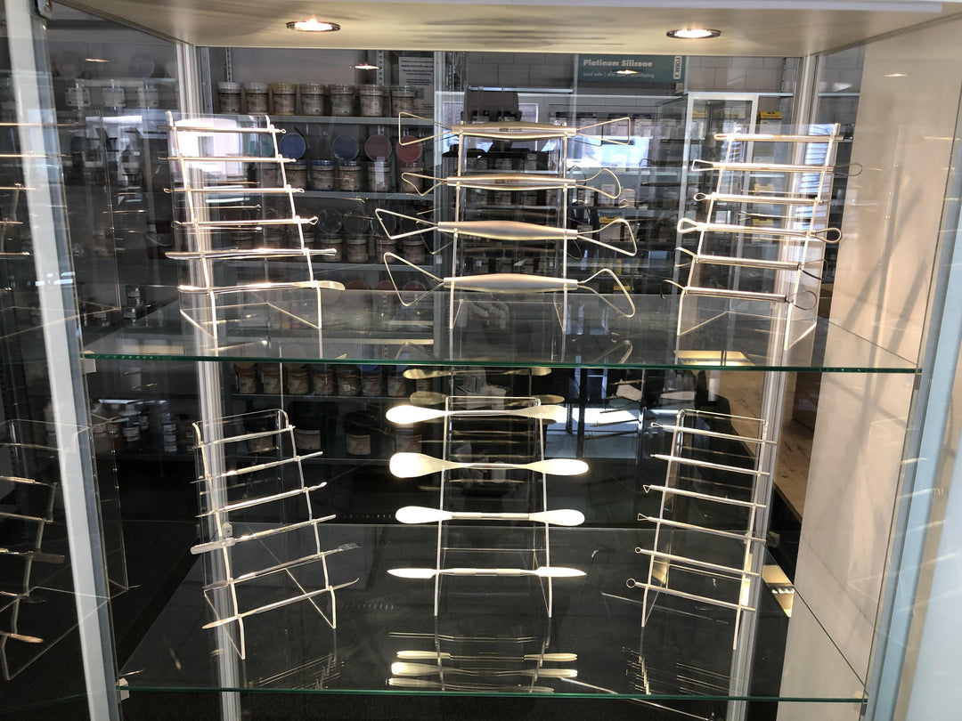 Gebogen plexiglas winkel display - Het Laser Lokaal