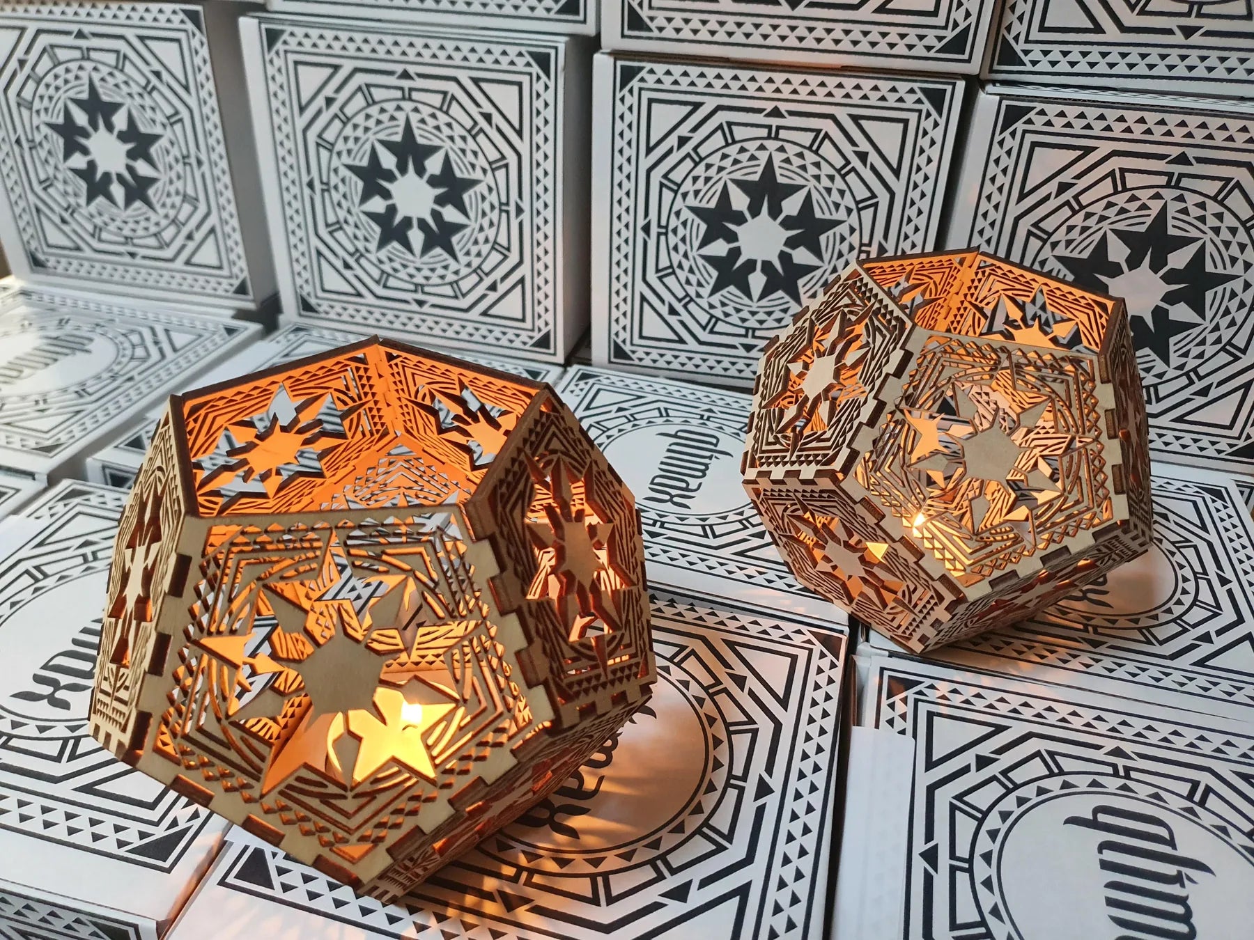 Serie lasergesneden lichtobjecten met productverpakking, klaar voor uitlevering
